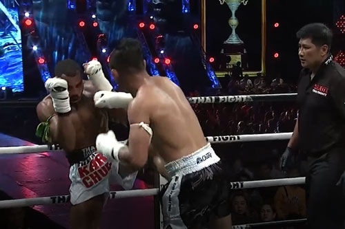 CLIP: Võ sĩ Thái Lan dùng "cơn mưa đòn" hạ gục đối thủ người Brazil