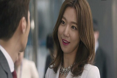 Giả vờ nhường chồng cho bồ, vợ cao tay không mất sức lực đánh ghen vẫn khiến bồ "vắt chân lên cổ" mà chạy