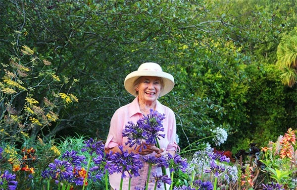 Cuộc đời bình yên bên vườn hoa trái đẹp như thiên đường của bà lão 83 tuổi - 1
