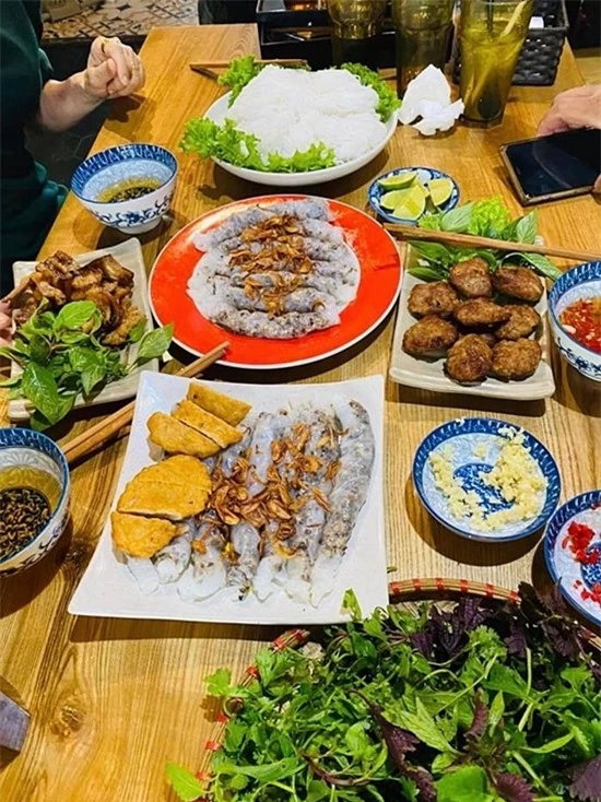 Nữ ca sĩ ăn bánh cánh, bánh cuốn, chả cốm... Hà Nội dang nóng long trời lở đất nên dừng chân ghé ăn hạ hỏa. Thật đã cơn thèm, cô bày tỏ.