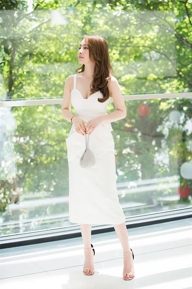 Quỳnh Nga mặc váy trắng muốt tôn vòng một, điệu đà như tiểu thư 9