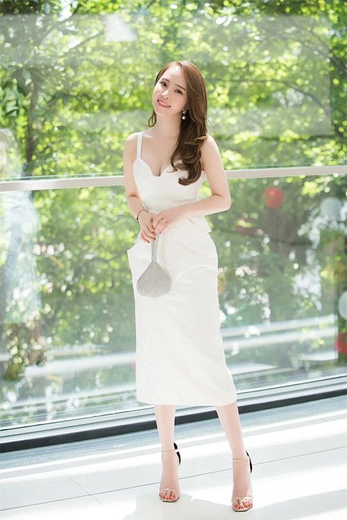 Quỳnh Nga mặc váy trắng muốt tôn vòng một, điệu đà như tiểu thư 8