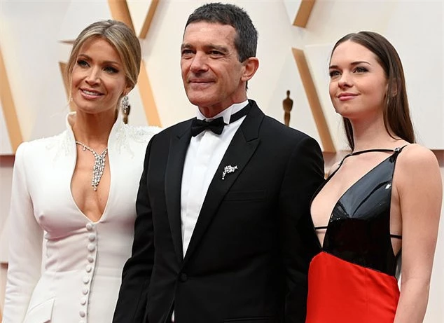 Antonio bên bạn gái mới (trái) và cô con gái duy nhất Stella (phải) tại lễ trao giải Oscar 2020.