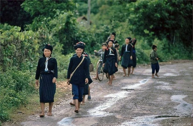 ve binh yen hiem co cua son la trong loat anh mau nhung nam 1990