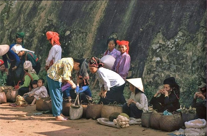 ve binh yen hiem co cua son la trong loat anh mau nhung nam 1990