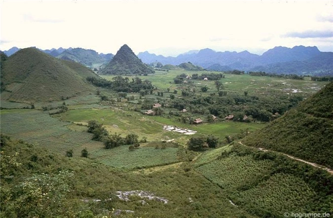 ve binh yen hiem co cua son la trong loat anh mau nhung nam 1990