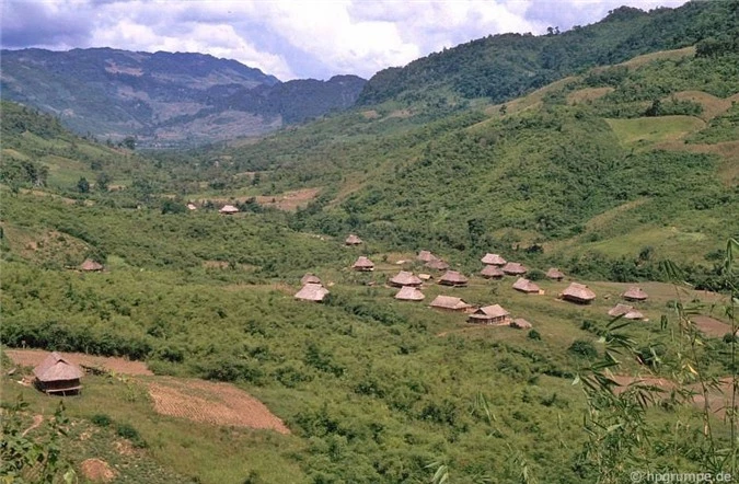 ve binh yen hiem co cua son la trong loat anh mau nhung nam 1990