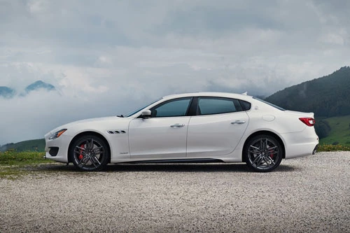 Maserati Quattroporte.