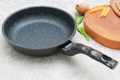 Mua chảo chống dính về đừng bỏ qua thao tác này trước khi đun nấu