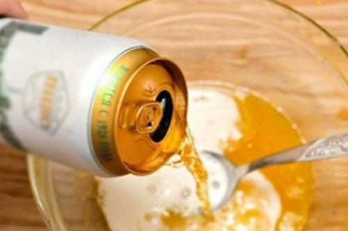 Đổ muối ăn vào lon bia uống dở, bạn sẽ bất ngờ về công dụng đặc biệt của loại nước này