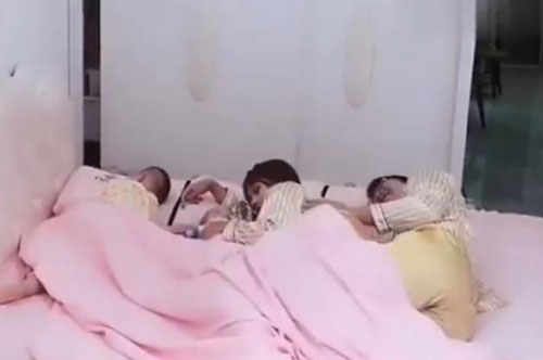 Chồng hí hửng tưởng con đã ngủ liền vào "khều" vợ, diễn biến bất ngờ sau đó khiến ông bố "khóc không ra nước mắt"