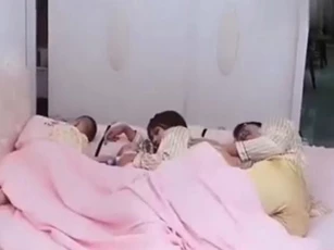 Chồng hí hửng tưởng con đã ngủ liền vào "khều" vợ, diễn biến bất ngờ sau đó khiến ông bố "khóc không ra nước mắt"