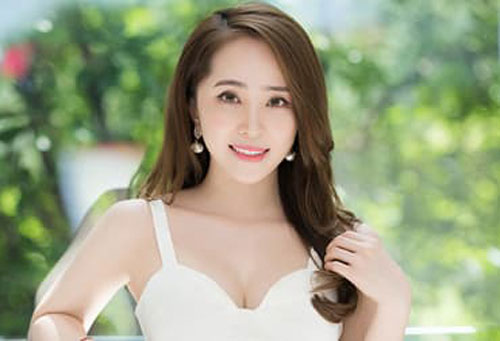Quỳnh Nga mặc váy trắng muốt tôn vòng một, điệu đà như tiểu thư