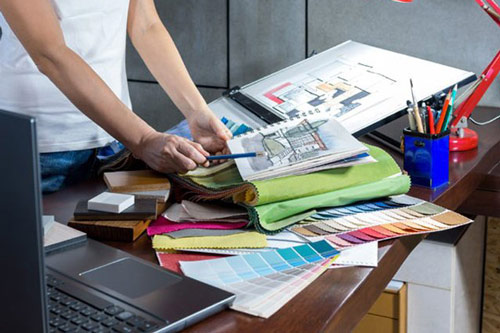 Dọn bàn làm việc cho bạn trai yêu 3 năm, cô gái phát hiện bí mật không thể ngờ