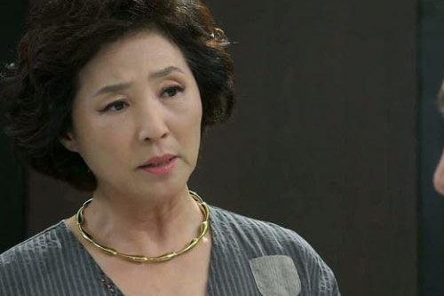 Lên thăm con gái ở cữ, mẹ đẻ lặng người khi thấy mâm cơm thông gia nấu cho con