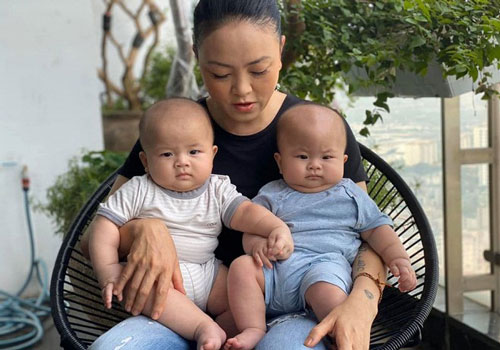 Sinh con cách nhau gần 30 năm, mẹ chồng ca nương Kiều Anh lo xa khi nhờ cậu cả cả lo việc cưới vợ cho hai em song sinh