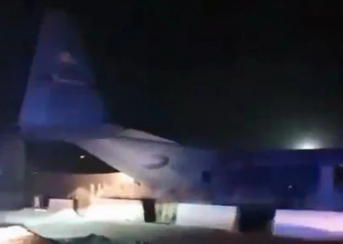 Máy bay vận tải C-130 Hercules của Mỹ hư hỏng sau khi hạ cánh khẩn cấp xuống căn cứ không quân Taji trên đất Iraq. Ảnh: Avia-pro.