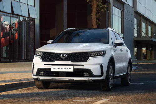 Hyundai Santa Fe bị Kia Sorento cho ‘ngửi khói’