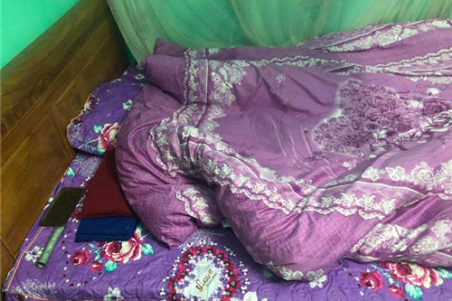 Lần đầu về quê vợ, chàng rể "giật thót" khi thấy thứ kinh hoàng ở đầu giường của bà ngoại