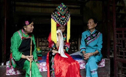 Truyền thống cô dâu khóc trong lễ cưới của dân tộc Thổ gia Trung Quốc. Ảnh: Vietnamnet