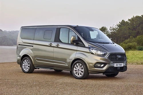 4. Ford Tourneo (doanh số: 9 chiếc).