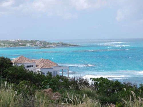 Vị tỷ phú công nghệ này còn là chủ một ngôi nhà 4 tầng mang phong cách cổ điển pha lẫn đương đại, nằm trên đảo Anguilla ở vùng biển Caribbean. Ảnh: Wikimedia Commons.