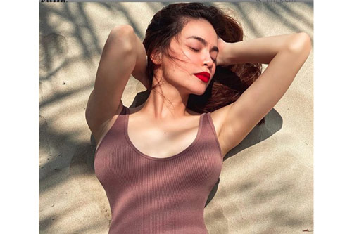 Hà Hồ diện bikini khoe body nuột nà giữa ồn ào mang song thai