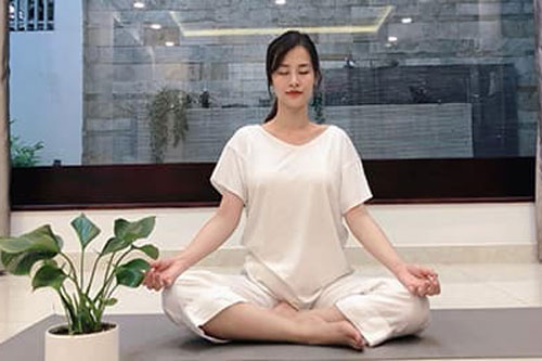 Bầu bí tháng thứ 5 đã có dấu hiệu phát tướng, Đông Nhi vẫn chứng minh nhan sắc bền vững dù tăng cân