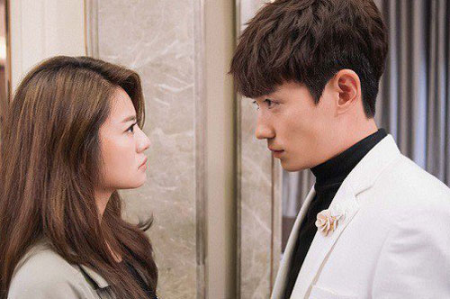 Em chồng đưa bạn trai về ra mắt, tôi chết khiếp khi anh ta lén dúi cho mẩu giấy quen