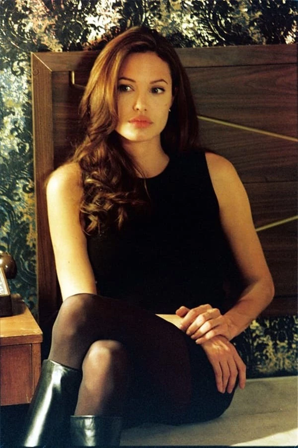 Ảnh xưa cũ của Angelina Jolie gây sốt trở lại: 'Nhan sắc báu vật', khí chất quyến rũ hơn người 2