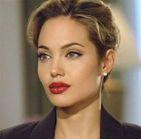 Ảnh xưa cũ của Angelina Jolie gây sốt trở lại: 'Nhan sắc báu vật', khí chất quyến rũ hơn người 3