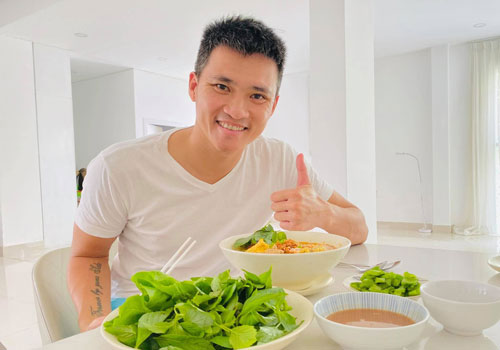 Công Vinh hạnh phúc khoe tô bún riêu Thuỷ Tiên nấu ngon như nhà hàng