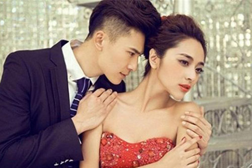 Hí hửng vì có bạn gái xinh như hotgirl, anh chàng "tái mặt" khi khoe người yêu với bạn