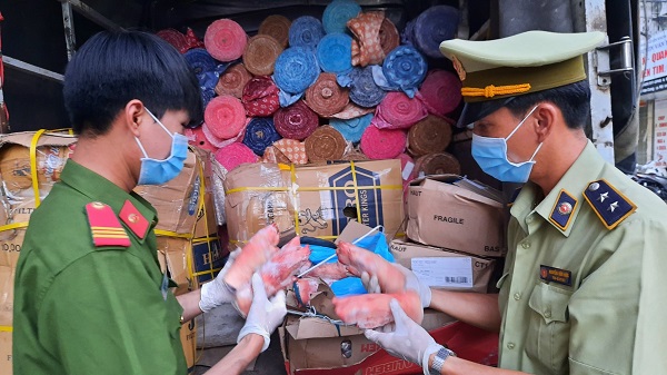 An Giang: Tạm giữ 490 kg chân lợn đông lạnh và 310kg vải may mặc không có hóa đơn, chứng từ