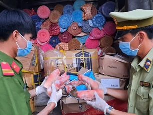 An Giang: Tạm giữ 490 kg chân lợn đông lạnh và 310kg vải may mặc không có hóa đơn, chứng từ