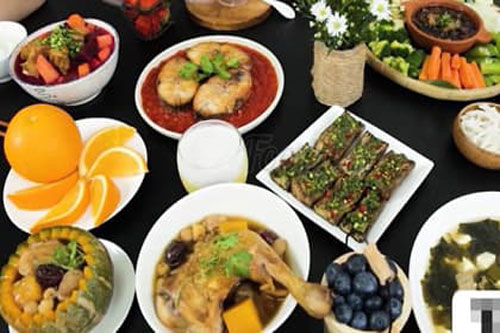 Làm mâm cơm đãi khách như nhà hàng vẫn bị mẹ chồng chê, con dâu đứng dậy đem đồ đổ hết vào thùng rác và nói một câu khiến bà 'xanh mặt'