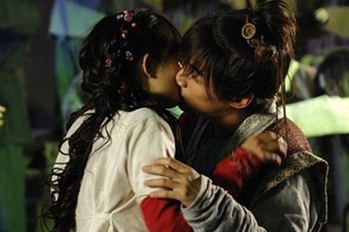 Điểm lại những nụ hôn đầu tiên của Dương Mịch, Triệu Lệ Dĩnh và các mỹ nhân Hoa Ngữ trên màn ảnh