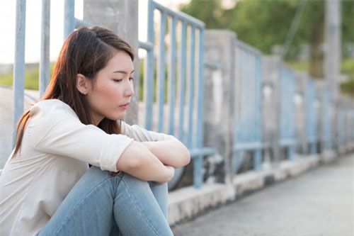 Đang lúi húi tìm cái váy, tôi hoảng hốt khi người yêu của cô bạn thân vòng tay ôm chặt lấy mình cùng lời đề nghị khiếm nhã