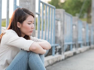 Đang lúi húi tìm cái váy, tôi hoảng hốt khi người yêu của cô bạn thân vòng tay ôm chặt lấy mình cùng lời đề nghị khiếm nhã