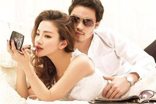 Đưa bồ nhí đi du lịch, tôi "chết sững" khi nhìn thấy giữa bãi biển vợ đang ôm ấp nhân tình