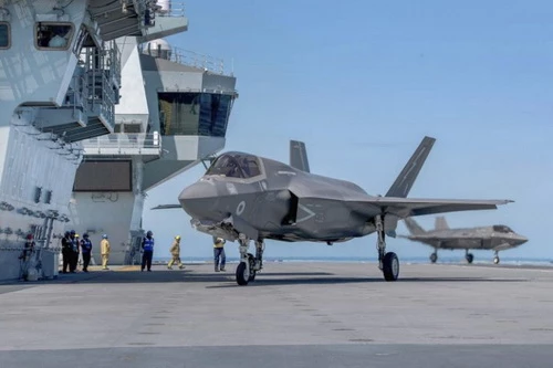 Tiêm kích tàng hình F-35B Lightning trên tàu sân bay HMS Queen Elizabeth. Ảnh: Jane's 360.