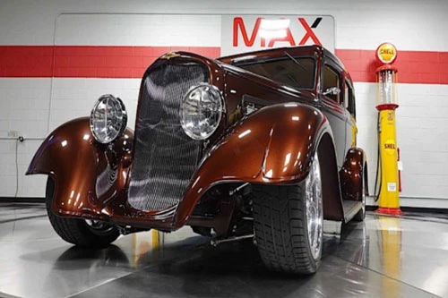 Chiếc Dodge 1933 hàng hiếm mang biệt danh “SRT33” này mang dáng vẻ thập niên 1930 và khiến người ta nghĩ tới xe của một ông trùm mafia người Ý
