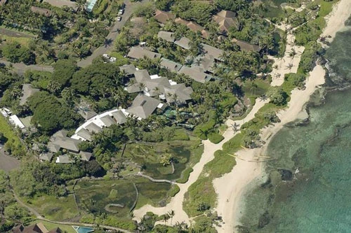 Gia đình Michael Dell thường xuyên nghỉ dưỡng tại tổ hợp biệt thự rộng hơn 1.700 m2, nằm trên một mảnh đất có diện tích khoảng 1,7 ha ở quần đảo Hawaii. Bất động sản này có tên là Raptor Residence và trị giá 73 triệu USD. Ảnh: Pictometry.