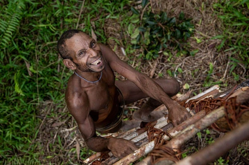 Người đàn ông của bộ tộc Korowai.