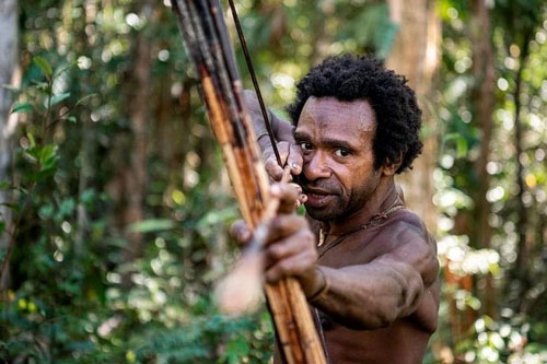 Rùng rợn câu chuyện có thật về bộ tộc ăn thịt người và sống trên cây ở Indonesia