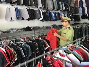 Lạng Sơn: Tạm giữ hàng chục sản phẩm có dấu hiệu giả mạo nhãn hiệu NIKE và Adidas