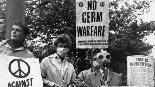 Một nhóm biểu tình gồm 100 người phản đối các cuộc thử nghiệm hóa học của Porton Down tháng 6/1963. Ảnh: Jim Gray/Getty Images