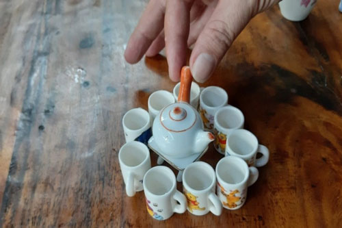 Bộ sưu tập gốm sứ tí hon độc lạ của người đàn ông miền Tây