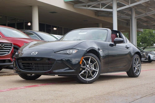 2. Mazda MX-5 Miata 2020 (giá khởi điểm: 26.580 USD).