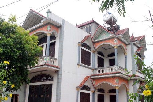 Phát hiện 3 cán bộ xã thuộc "hộ cận nghèo" nhận tiền hỗ trợ COVID-19